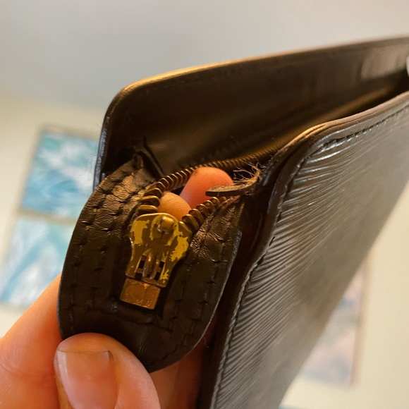 SUCH A STEAL!!!🎉Louis Vuitton Black Epi Clutch - Picture 4 of 5